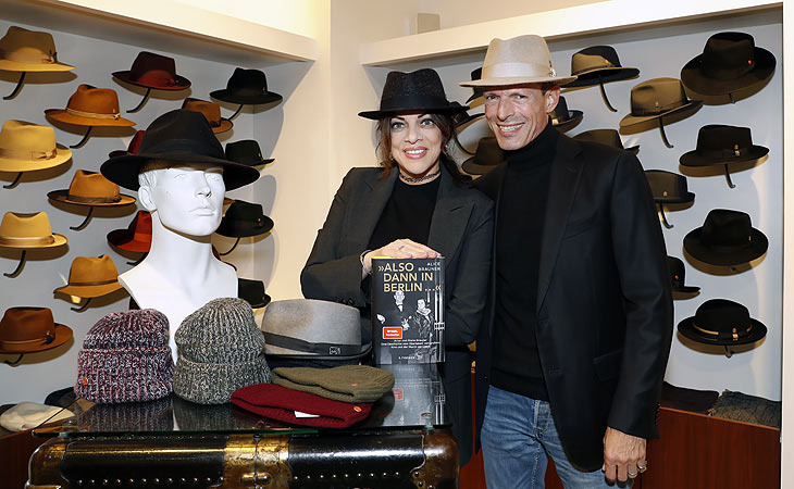 Alice Brauner-Zechbauer mit ihrem Buch, Michael Zechbauer beim Mayer Event am 27.10.2021 in der Residenzstrasse (&copy;Foto: Mayser)